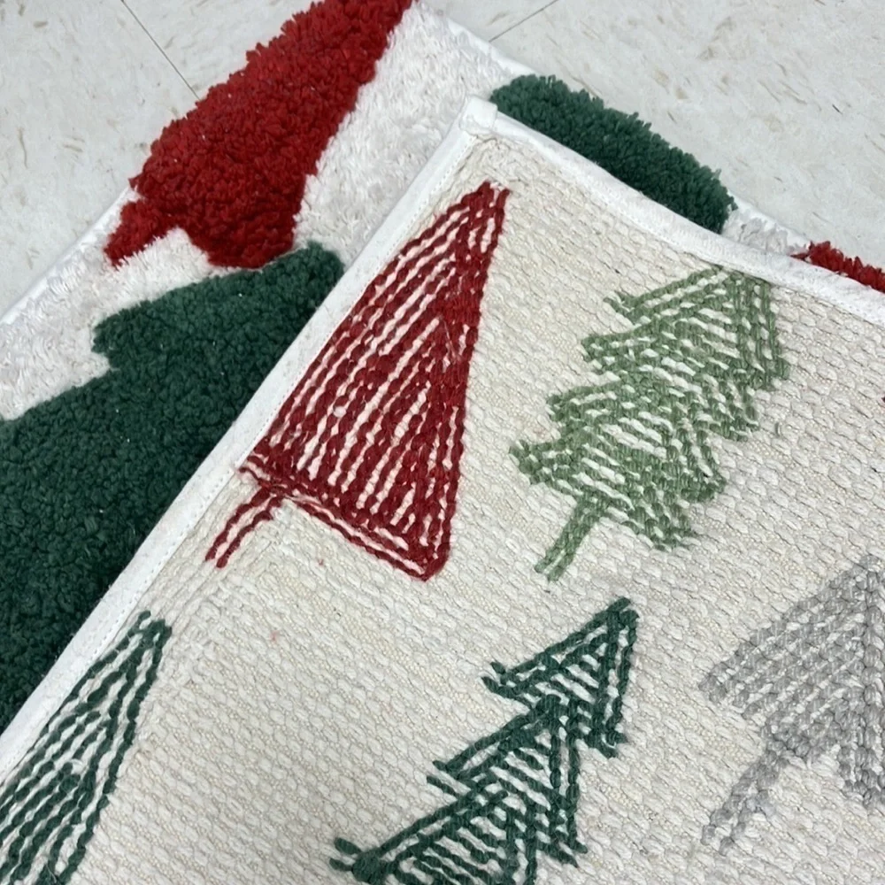 NWT ENVOGUE RED AND GREEN CHRISTMAS TREE BATH MAT